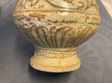 Une verseuse de type sancai et un vase de forme bouteille c&eacute;ladon monochrome, Chine, Tang et Song